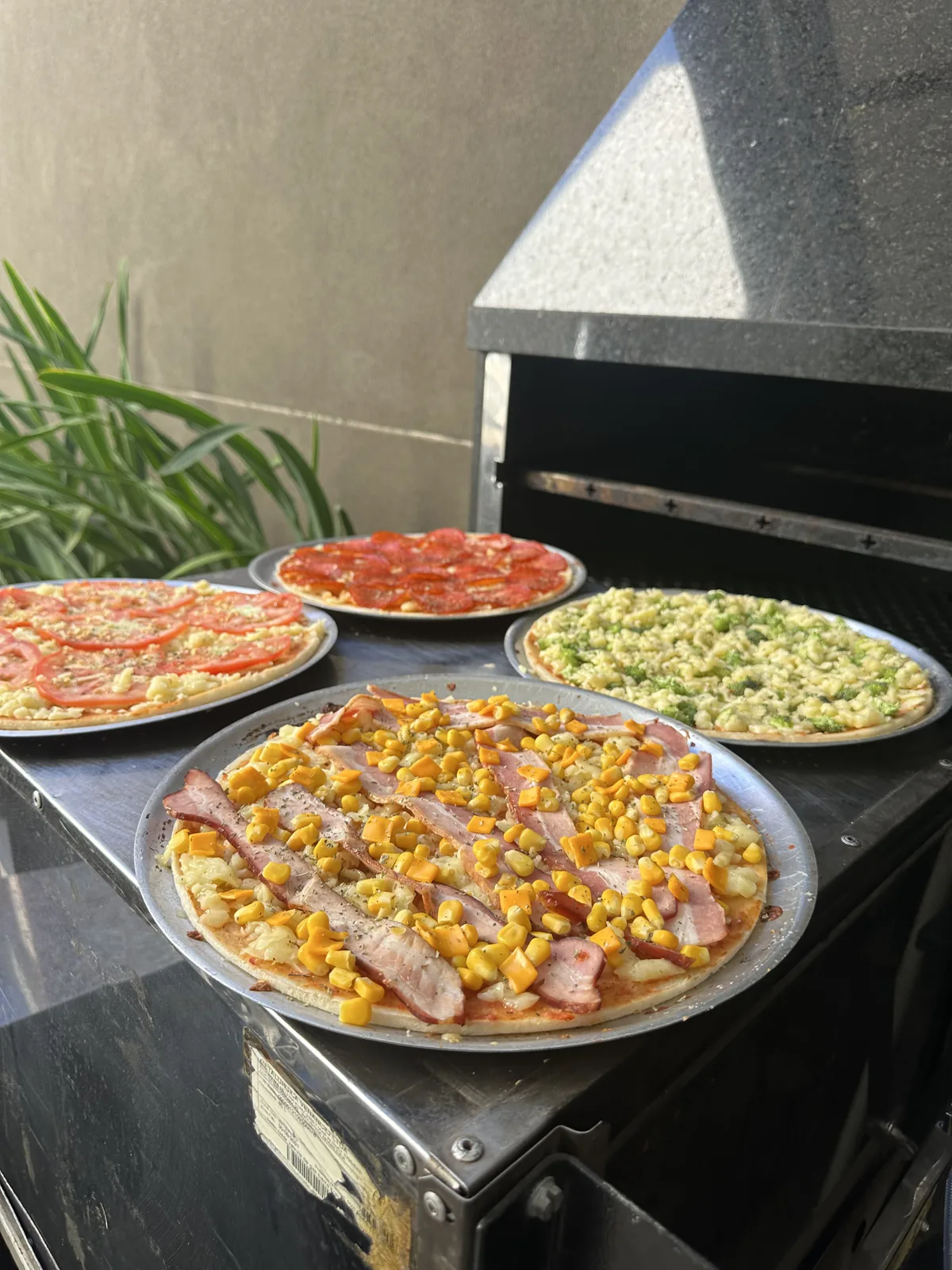 Pizzas cruas prontas para ir ao forno a lenha