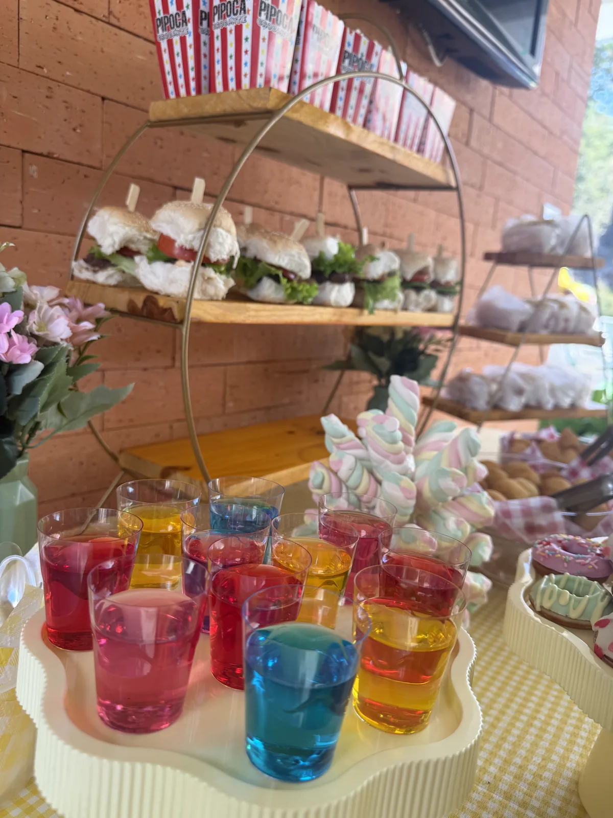 Mesa de buffet infantil montada com salgados, sucos e doces