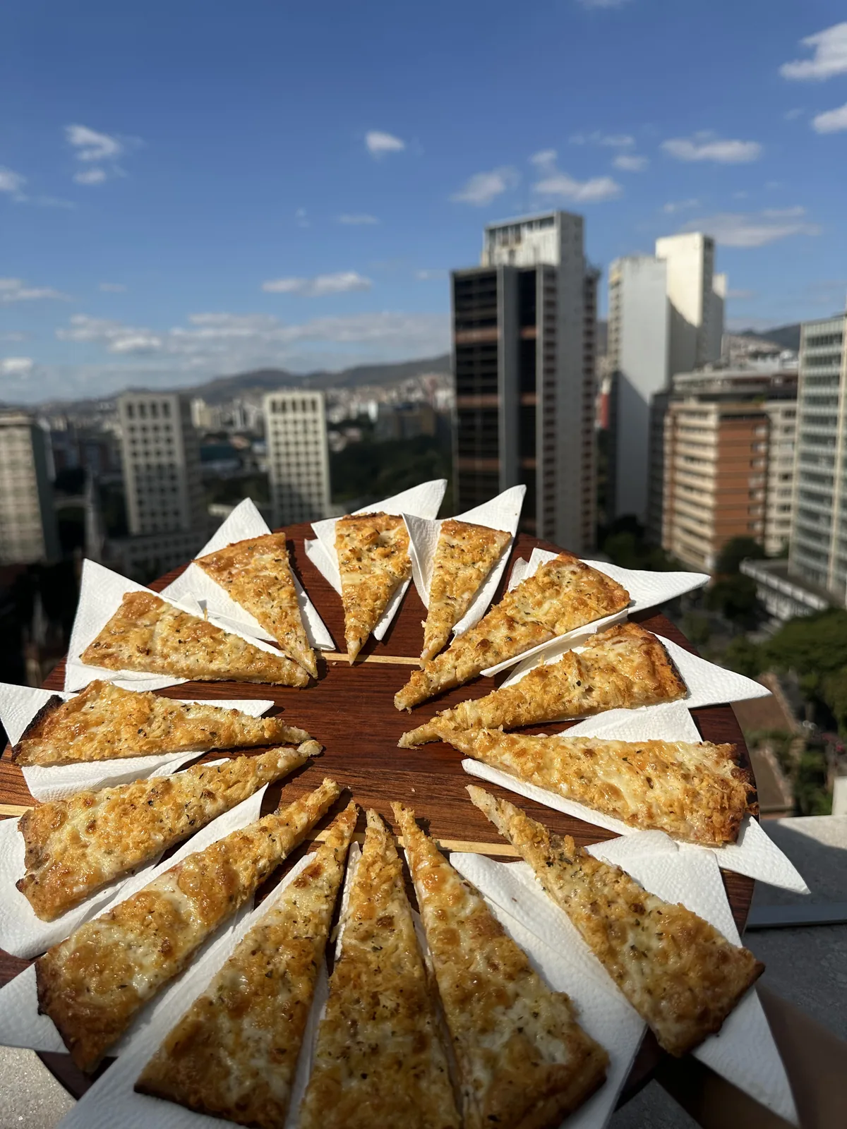 Rodízio de pizza servido em terraço com vista de Belo Horizonte
