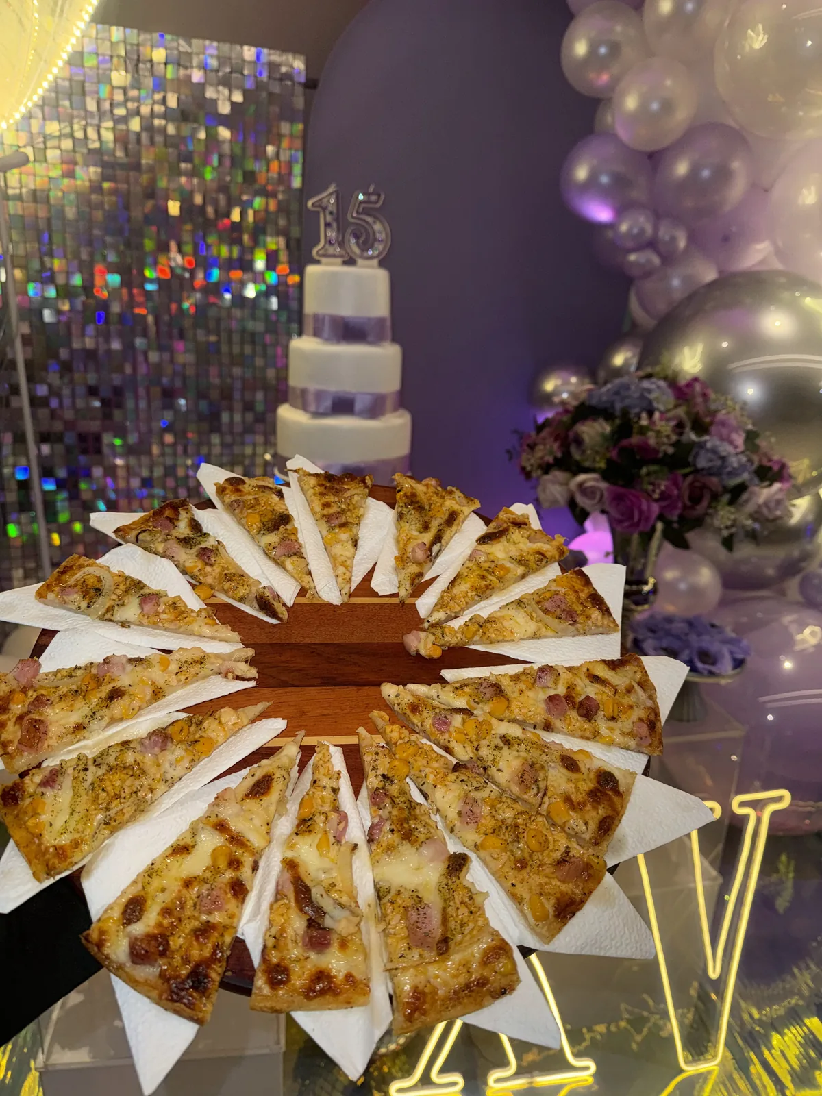 Rodízio de pizza servido em festa de 15 anos