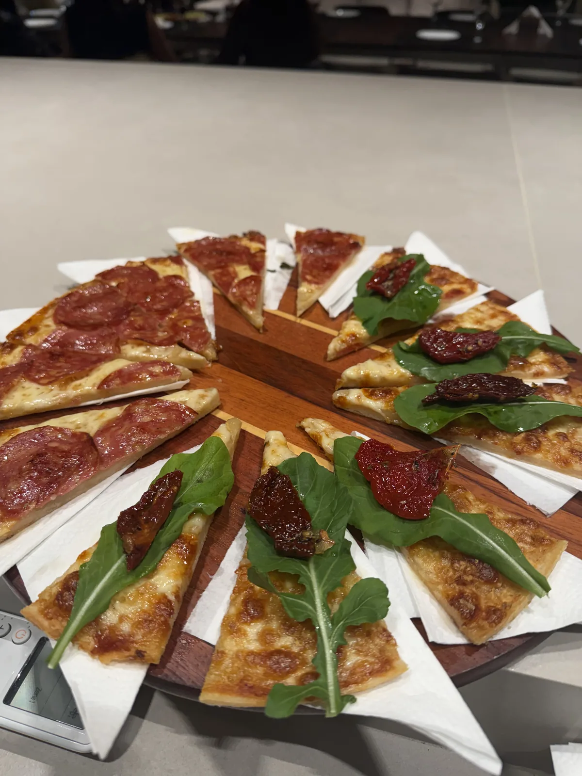 Rodízio de pizza servido em salão de festa