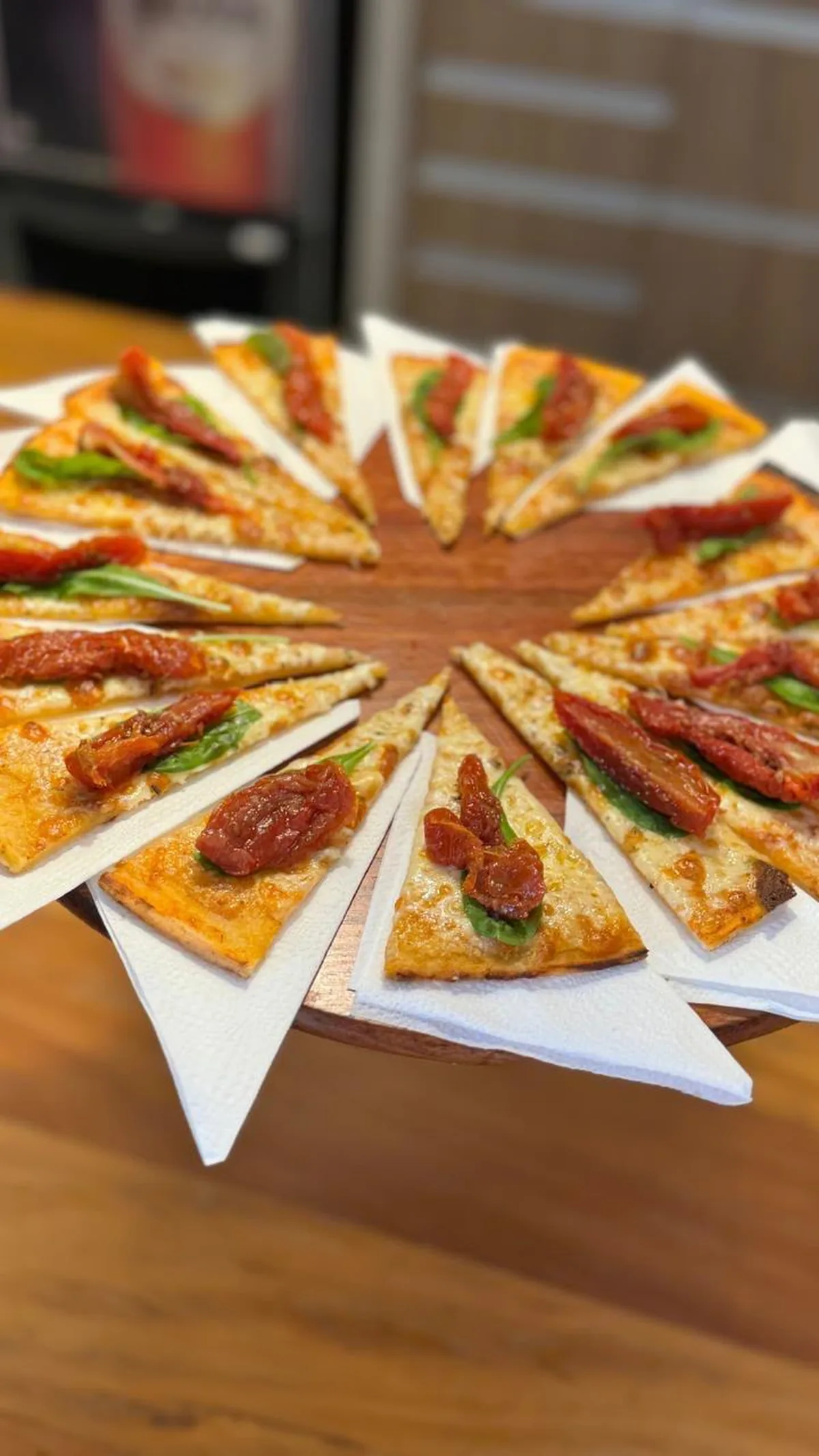 Rodízio de pizza com tomate seco e rúcula servido em evento