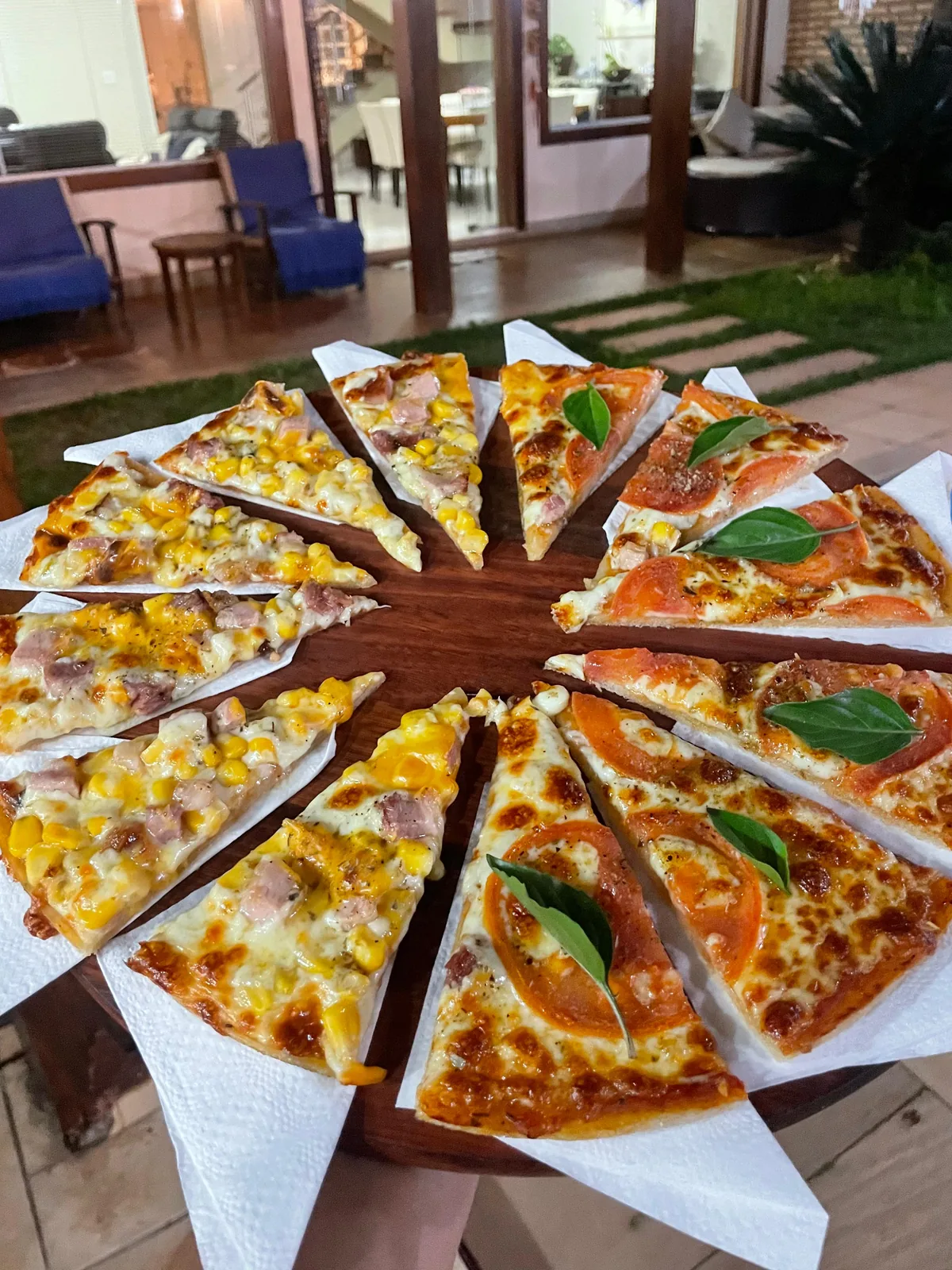 Rodízio de pizza servido em quintal residencial